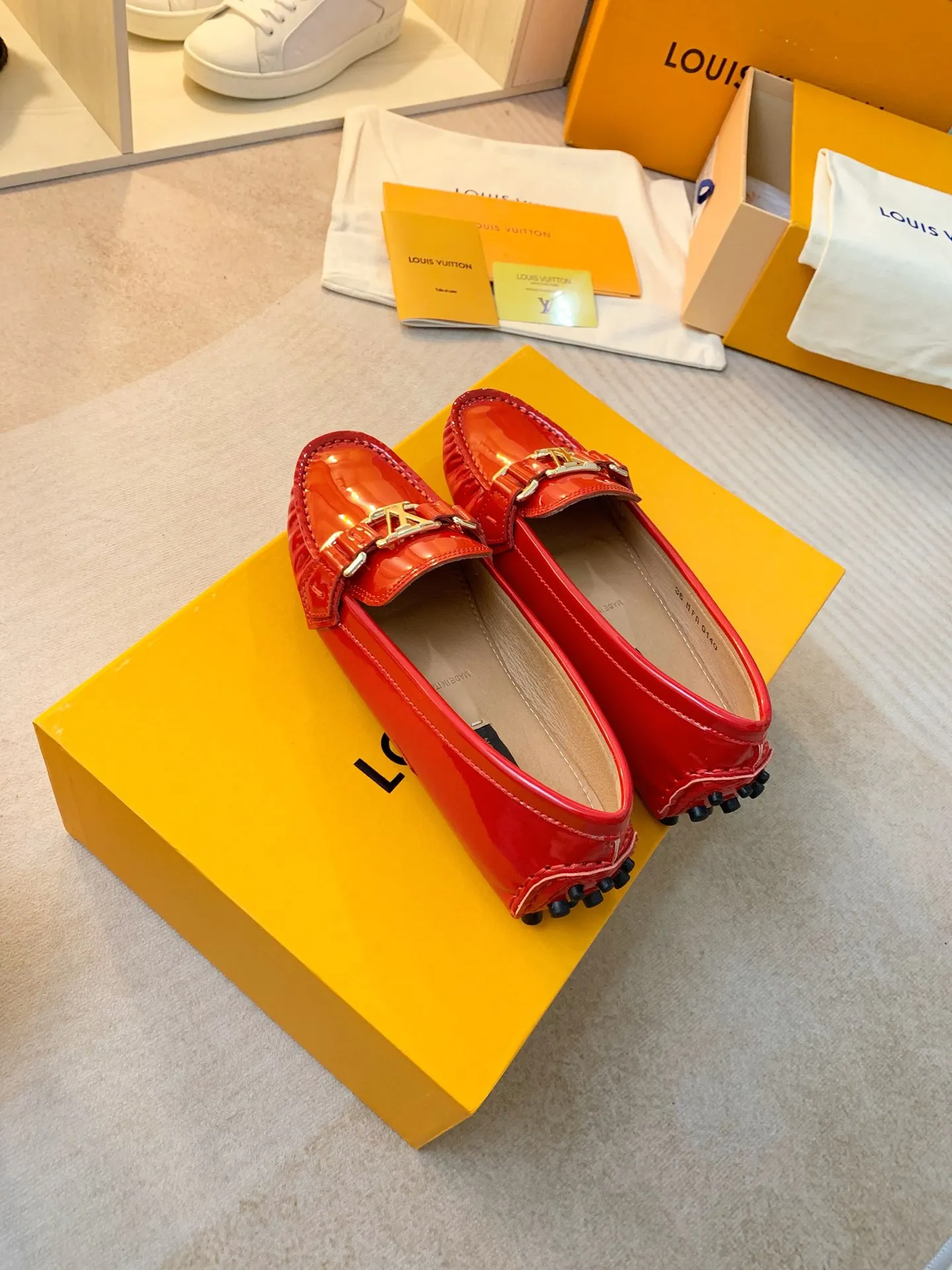 p460💰Couple model❤️🇫🇷 𝙇𝙤𝙪𝙞𝙨 𝙑𝙪𝙞𝙩𝙩𝙤𝙣 🇫🇷Louis Vuitton 2023 Classic𝓛𝓿 𝓣𝓻𝓪𝓲𝓷𝓮𝓻 Sports Series ➪➪➪¯ [Arizona Doudou Shoes Series] ▪️▪️▪️Arizona slip-on shoes are made of Monogram Eclipse canvas. Its hand-painted and dyed edges and hand-sewn uppers fully demonstrate Louis Vuitton's traditional shoemaking craftsmanship. This slip-on shoe is very lightweight. The integrated tongue and upper make it particularly comfortable and flexible. The soft outsole is equipped with rubber padding. Decorated with matching sash. Detailed features: ☑️Monogram Eclipse canvas ☑️Black Eclipse pattern ☑️Hand-painted shoe edges ☑️Hand-sewn uppers (each pair takes time to process) ☑️Integrated tongue and upper construction ☑️Outsole equipped with rubber lining ☑️size: 35_46
